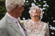 Что подарить родителям на свадьбу: полезные подарки и советы